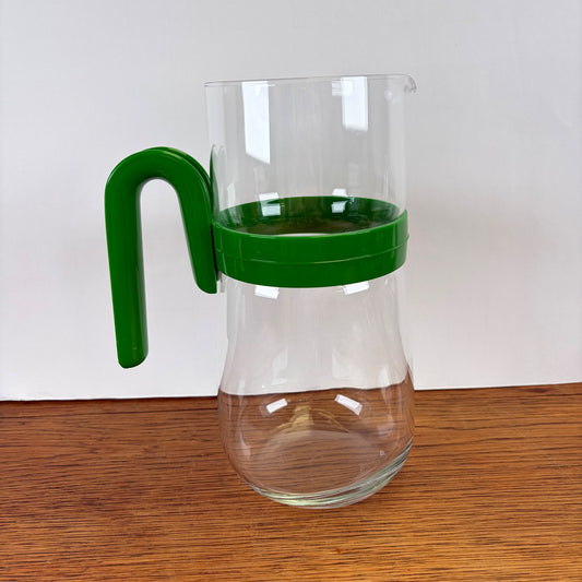 Vintage waterkan met groene kunststof houder