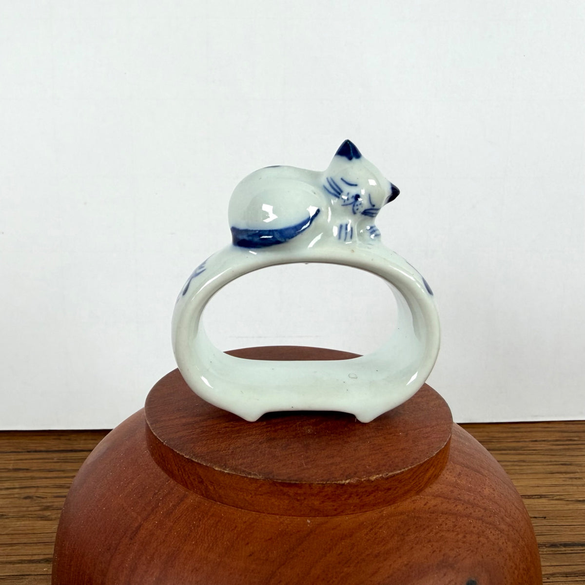 Vintage porseleinen servetring kat blauw wit