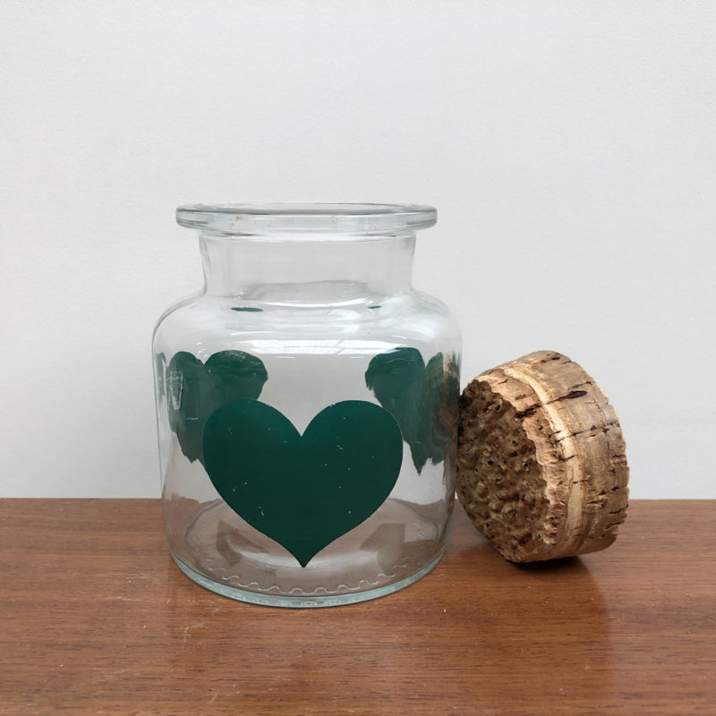 Vintage voorraadpot met groene hartjes