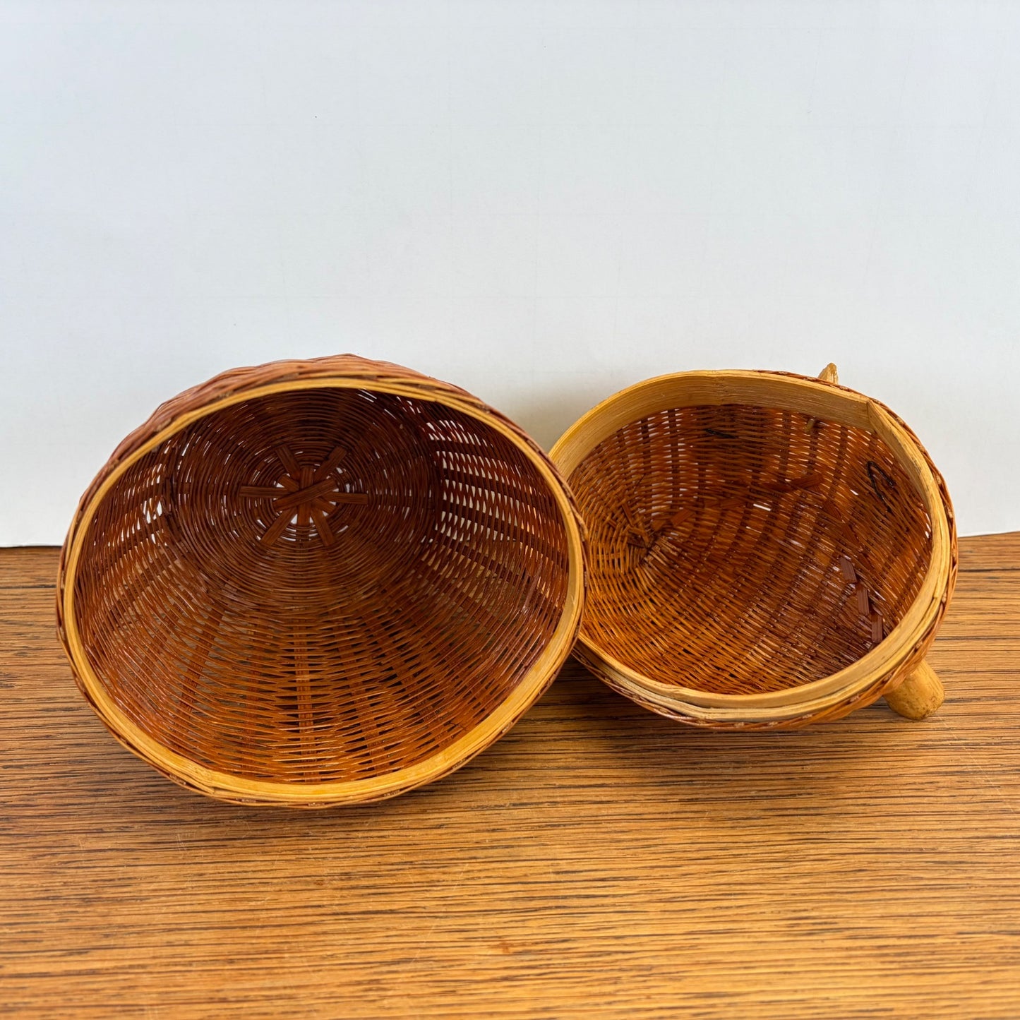 Vintage rieten uiltje met deksel