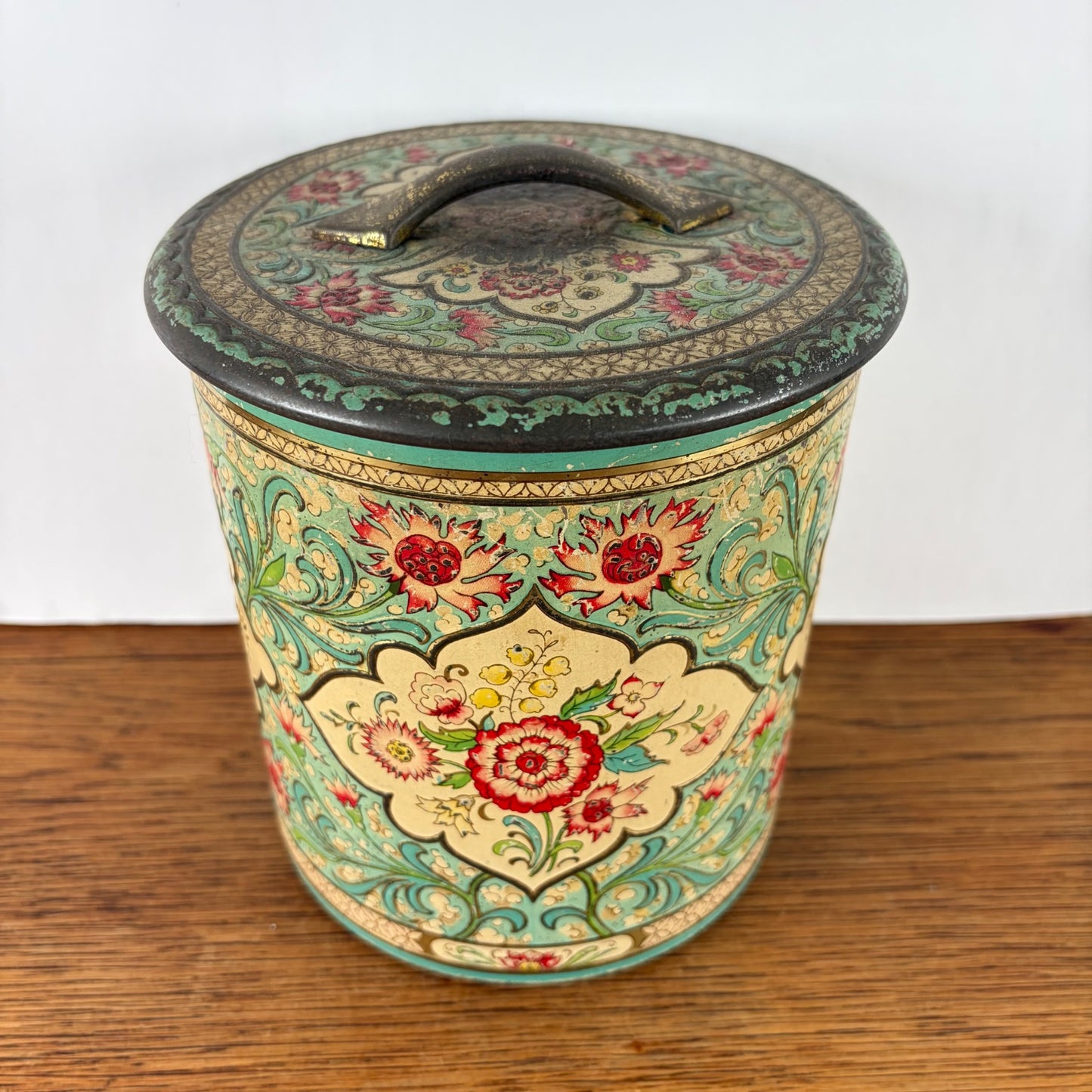Vintage bloemen blik met relief