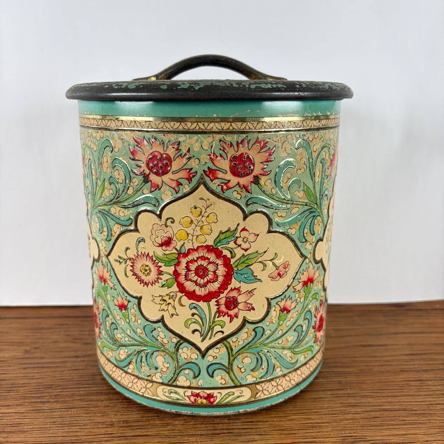 Vintage bloemen blik met relief