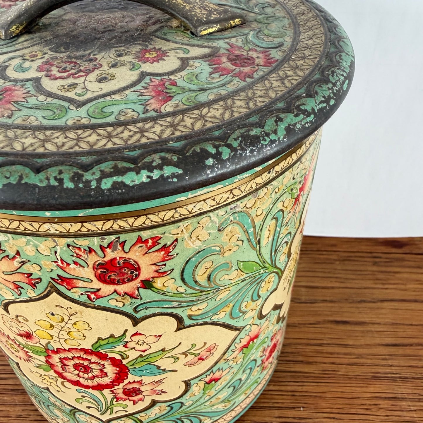 Vintage bloemen blik met relief