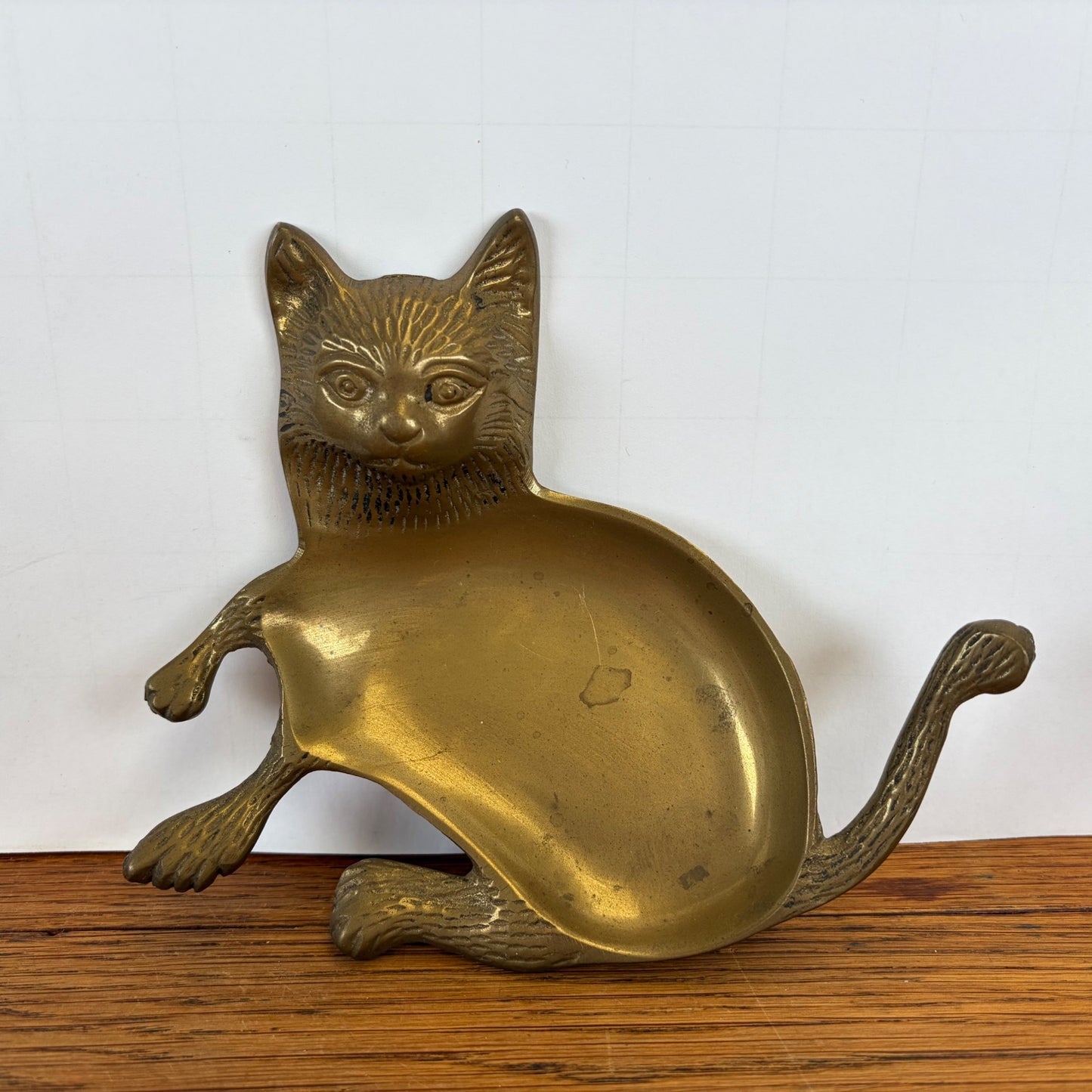 Vintage messing schaaltje liggende kat