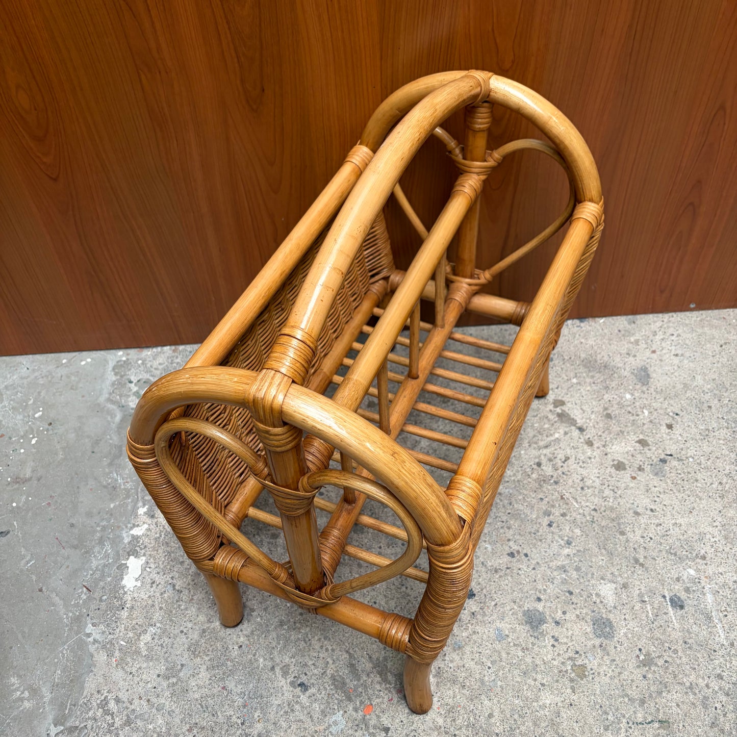 Vintage rotan krantenbak