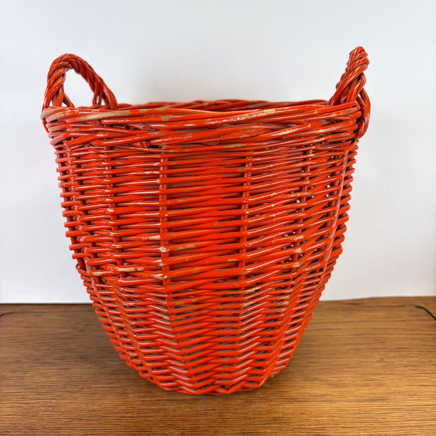 Vintage oranje rieten mand