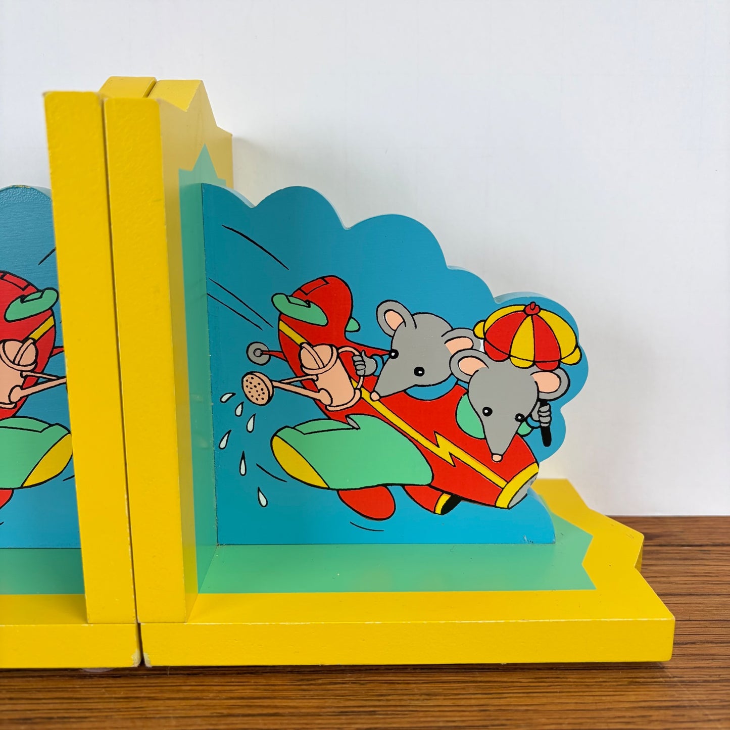 Vintage houten boekensteunen muisjes in vliegtuig