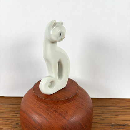 Wit sierlijk kattenbeeldje