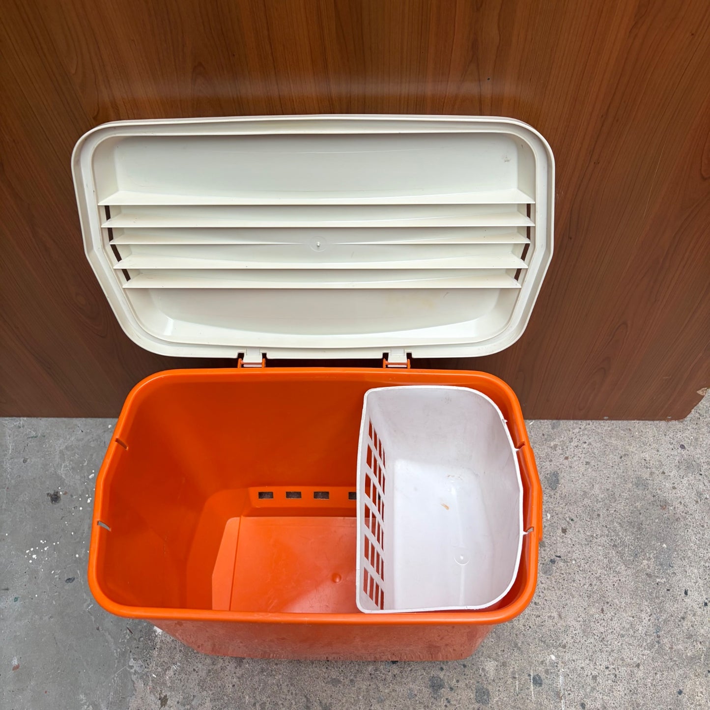 Vintage oranje curver wasmand met deksel