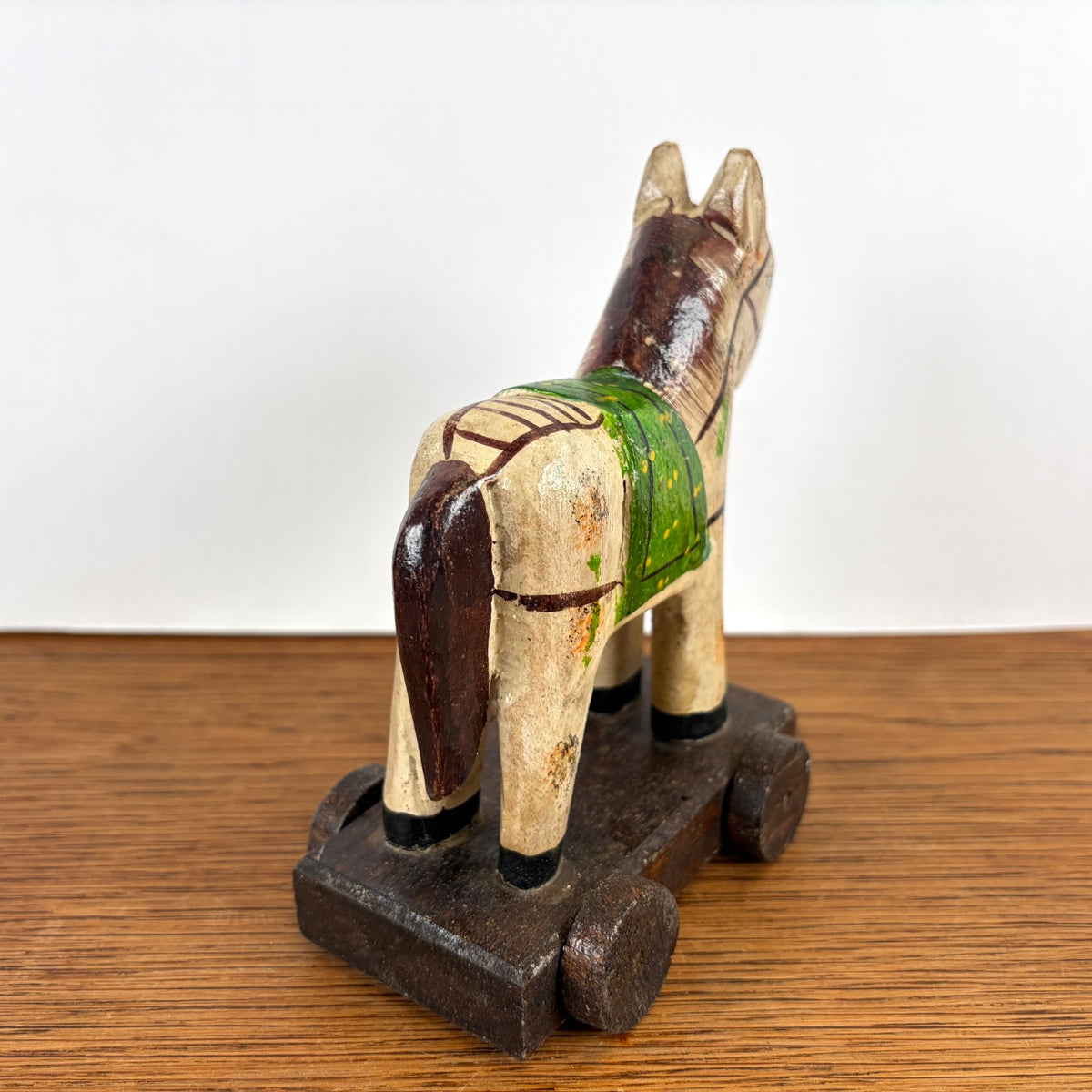 Vintage houten paardje op wieltjes