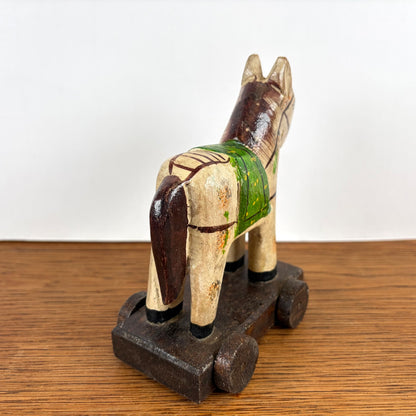 Vintage houten paardje op wieltjes