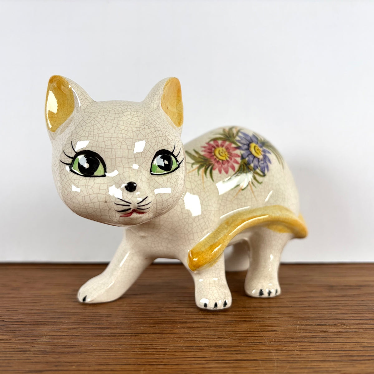 Vintage beeld kat met bloemen