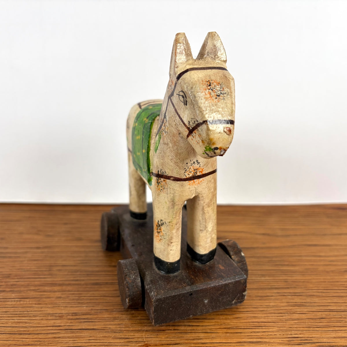 Vintage houten paardje op wieltjes