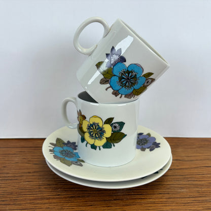 vintage kop en schotels bloemen