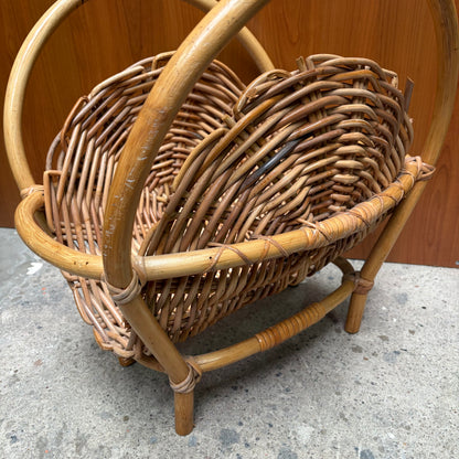 Vintage rotan krantenmand