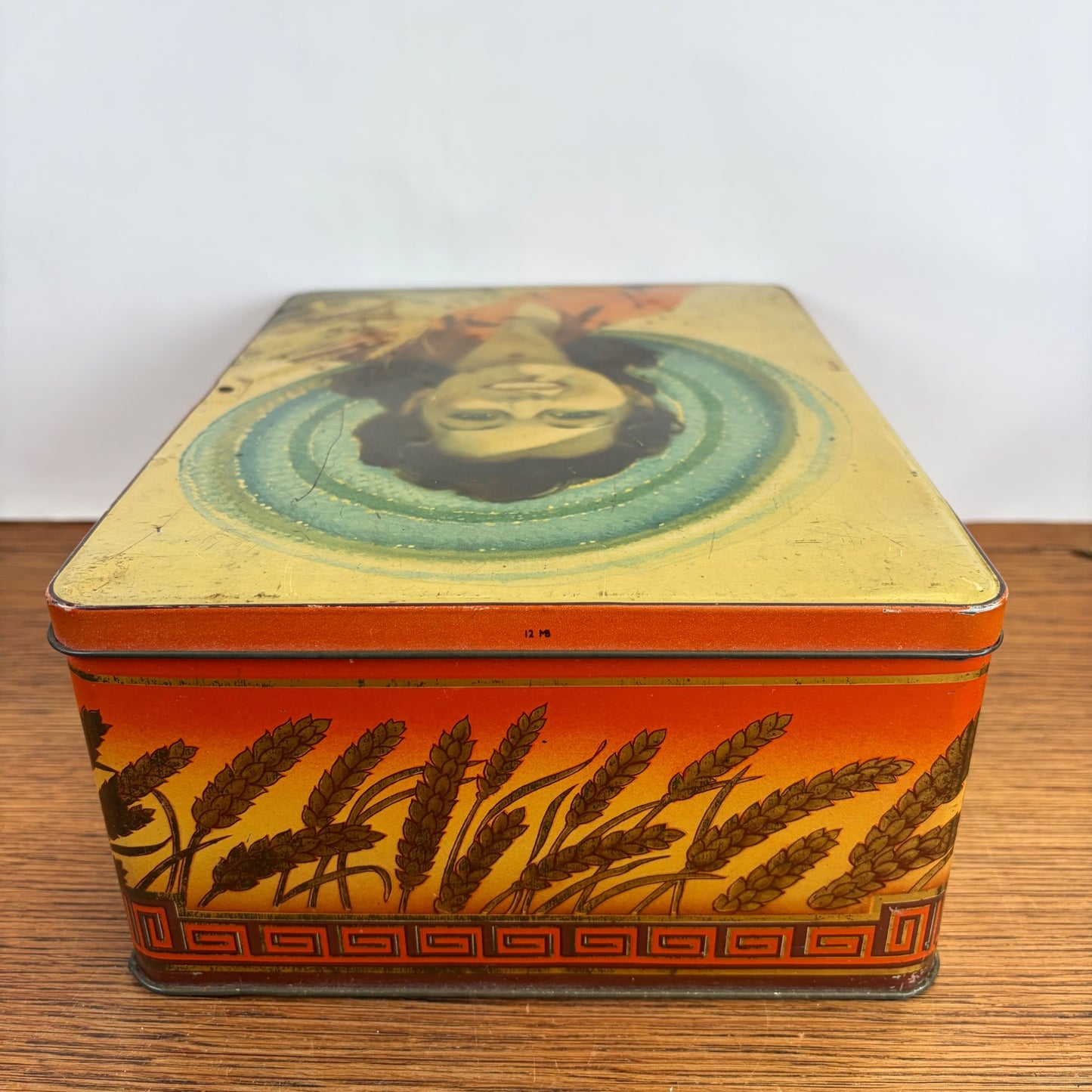 Vintage Lonka blik dame met hoed en tarwe