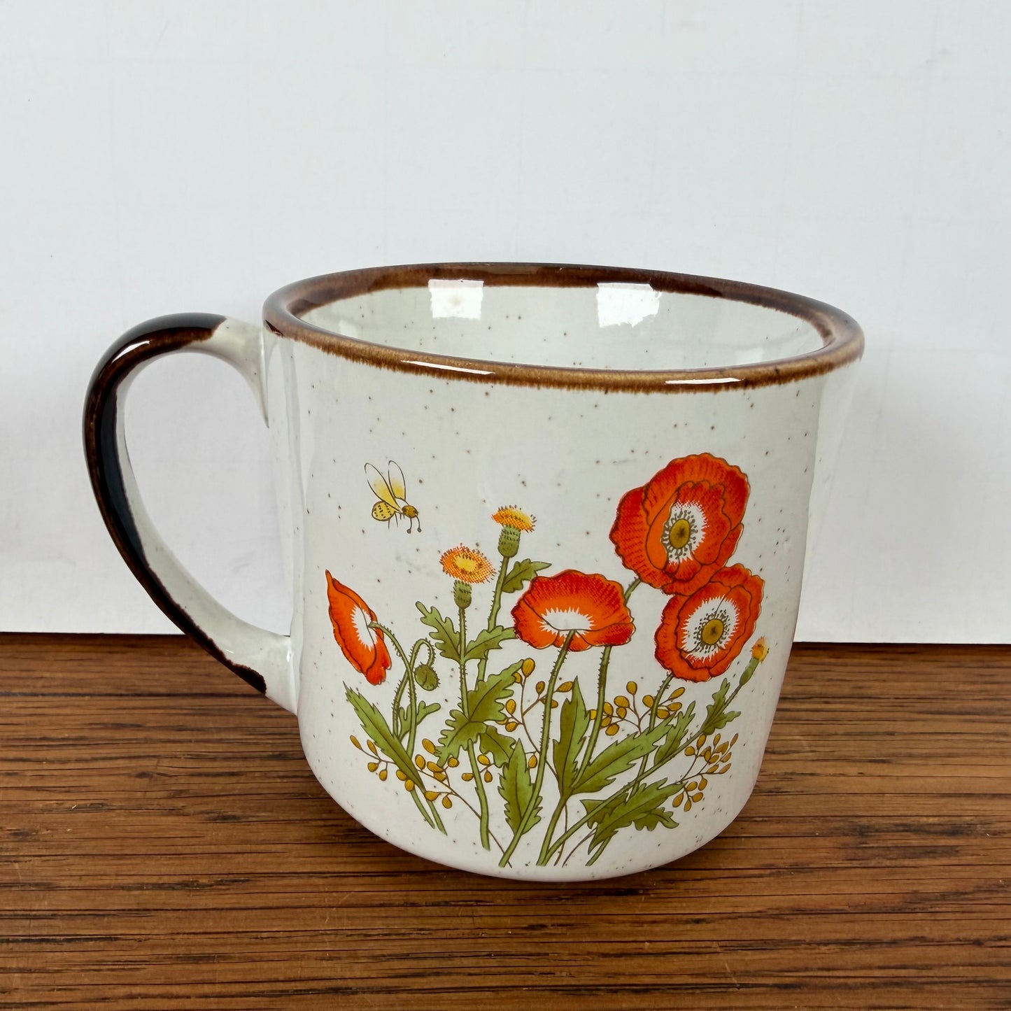 Vintage theekopje met deksel en zeef klaprozen