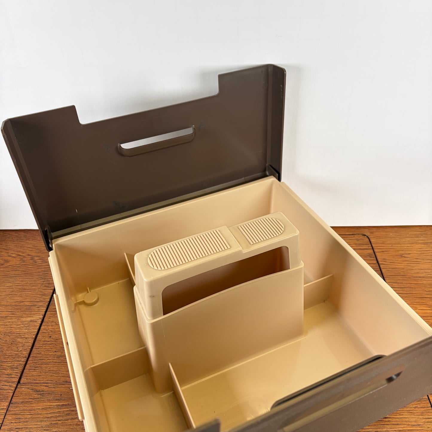 Vintage kunststof opbergbak