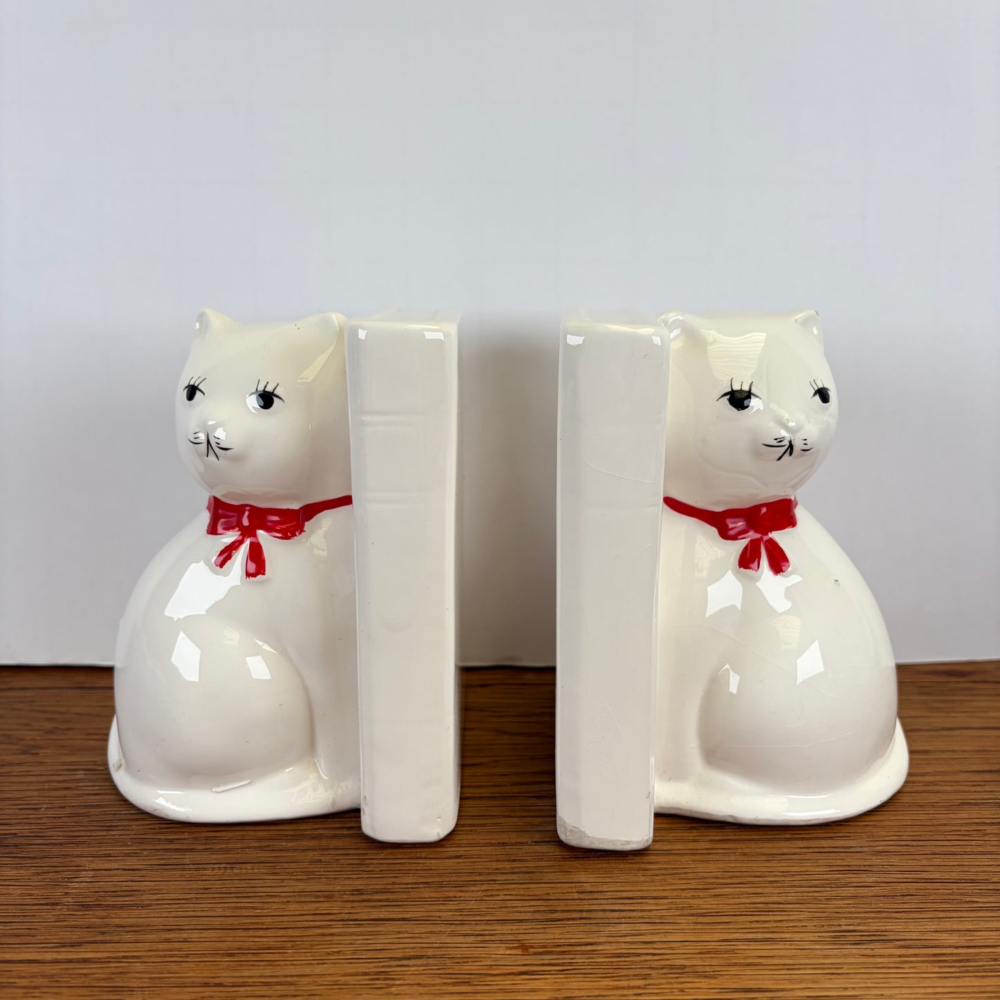 Vintage boekensteunen katten