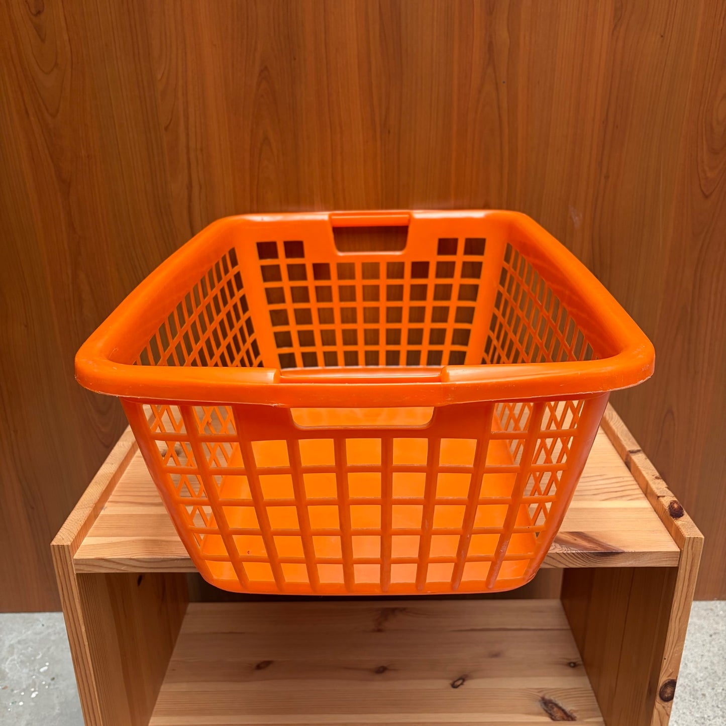 Vintage oranje plastic wasmand Curver