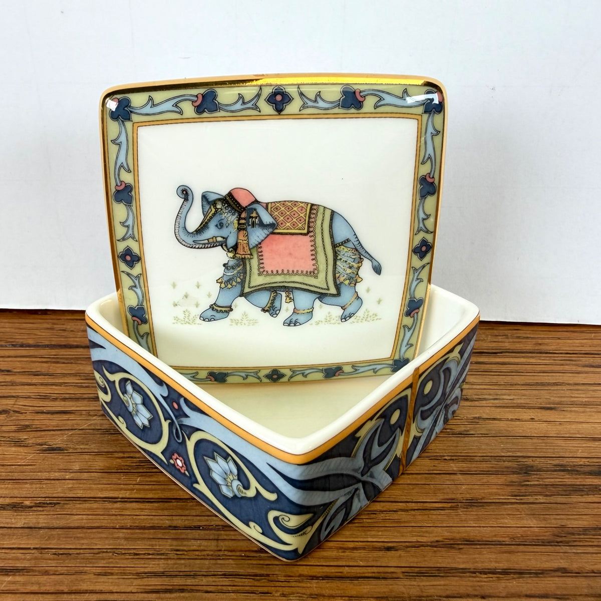 Vintage porseleinen snuisterijen doosje Wedgwood Blue Elephant