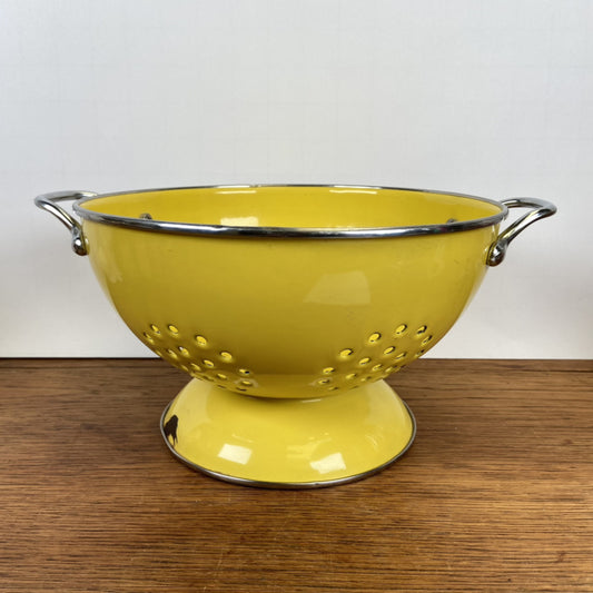 Geel emaille vergiet