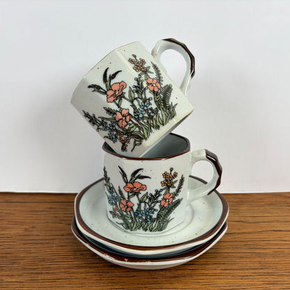 Vintage kop en schotel set wilde bloemen achthoekig