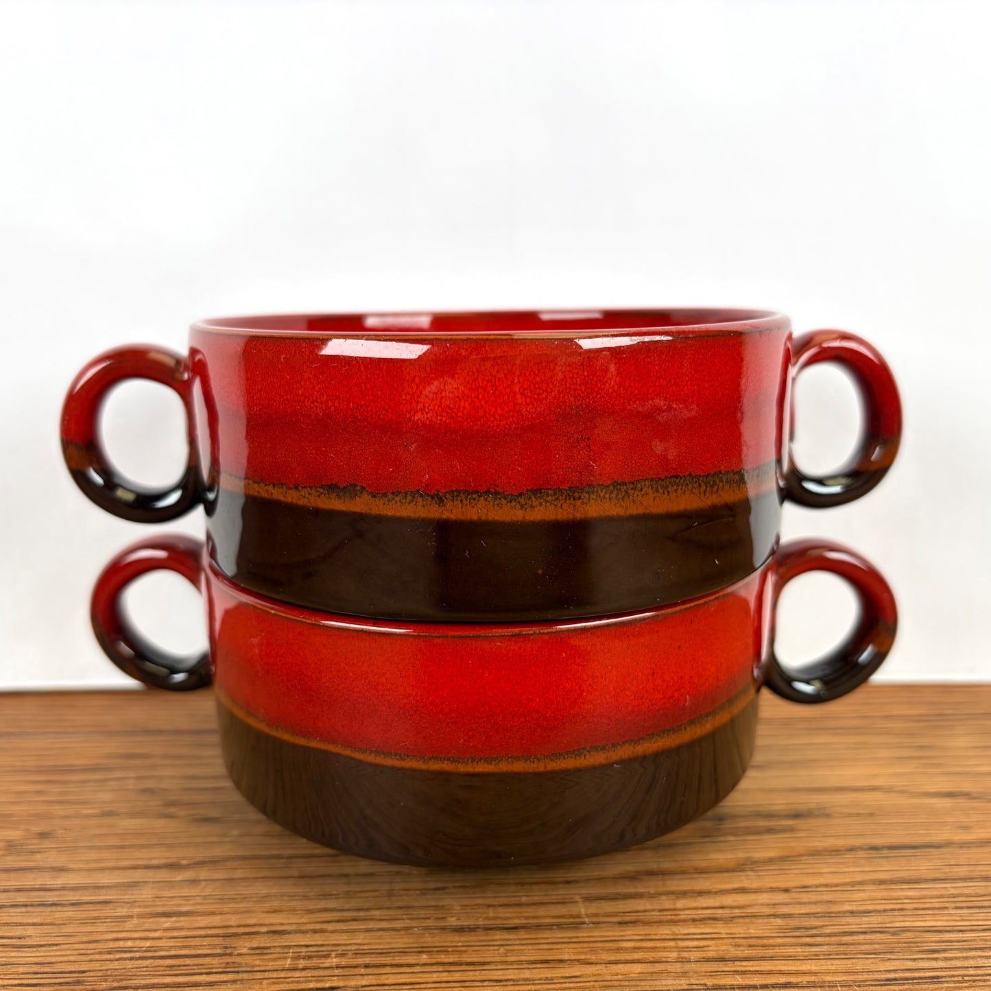 Vintage soepkommen rood bruin