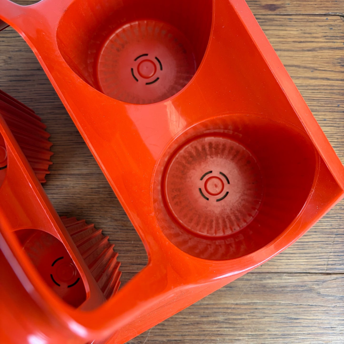 Vintage oranje flessenrek Curver