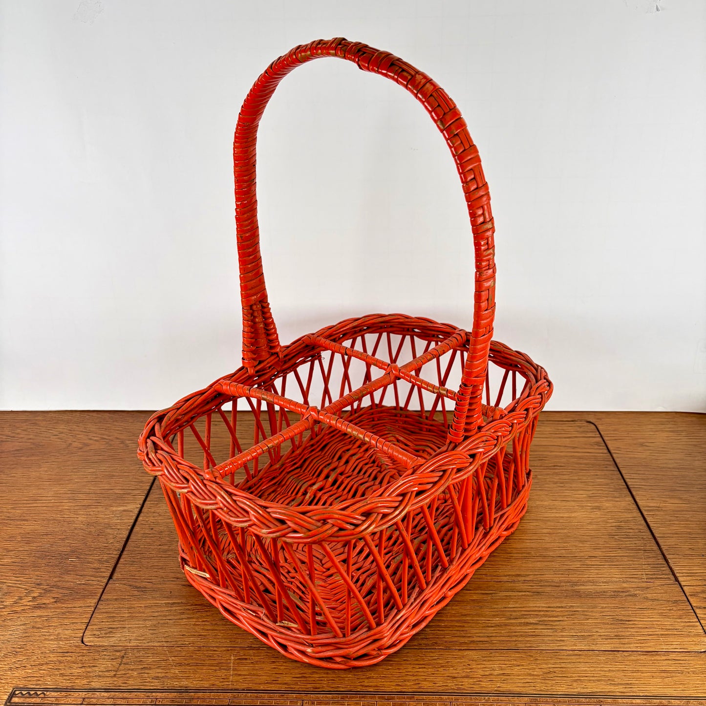 Vintage oranje rieten flessenrek