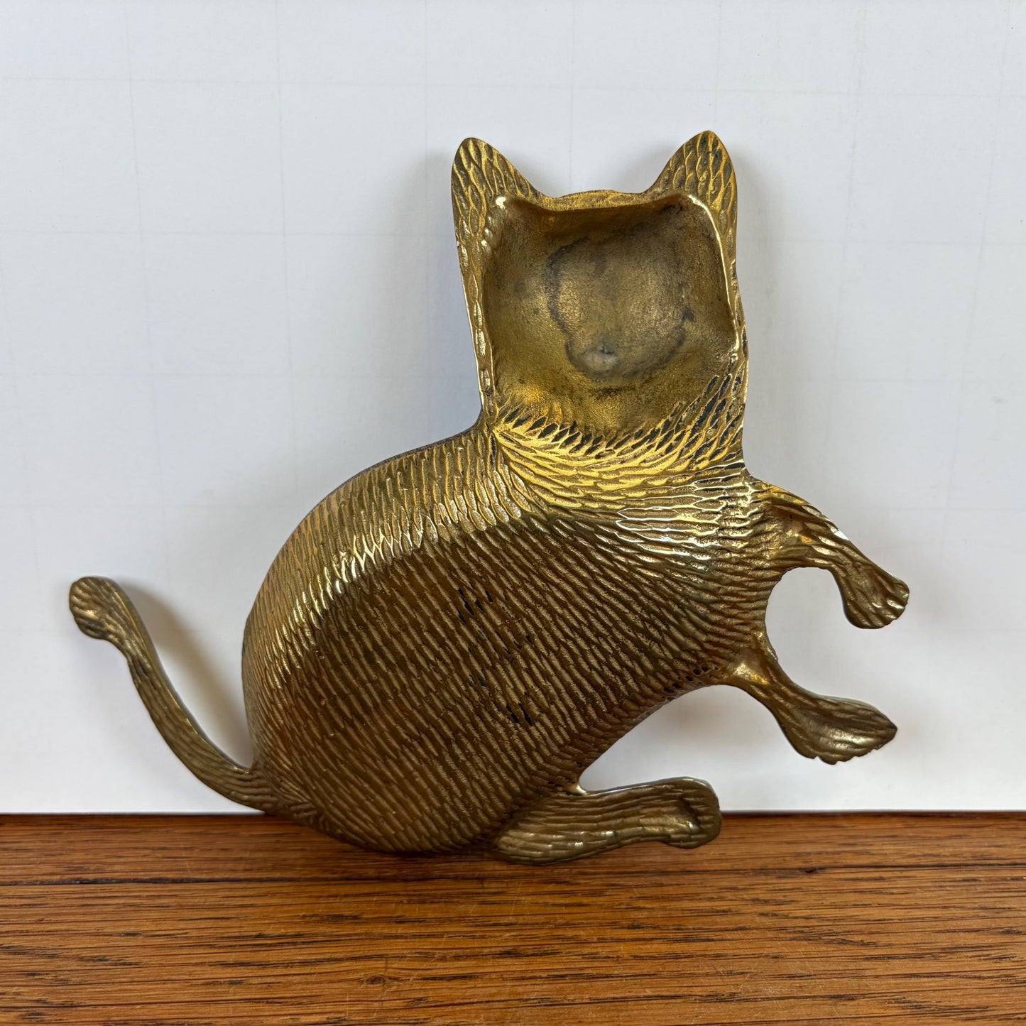Vintage messing schaaltje liggende kat