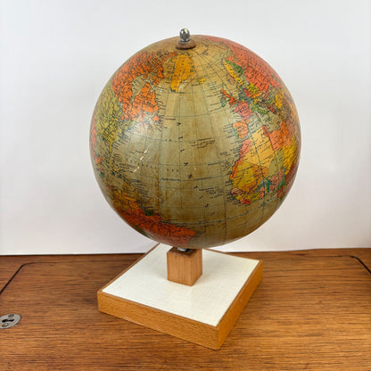 Vintage staatkundige wereldbol op houten voet jaren 60