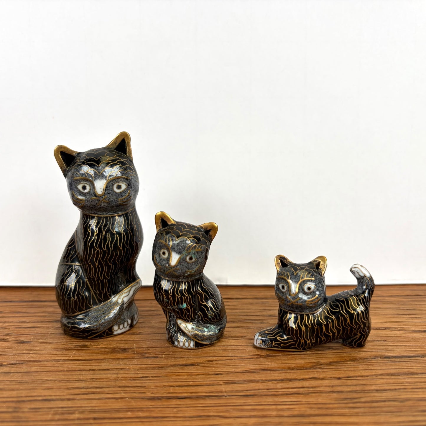 Vintage set van 3 cloisonné katjes