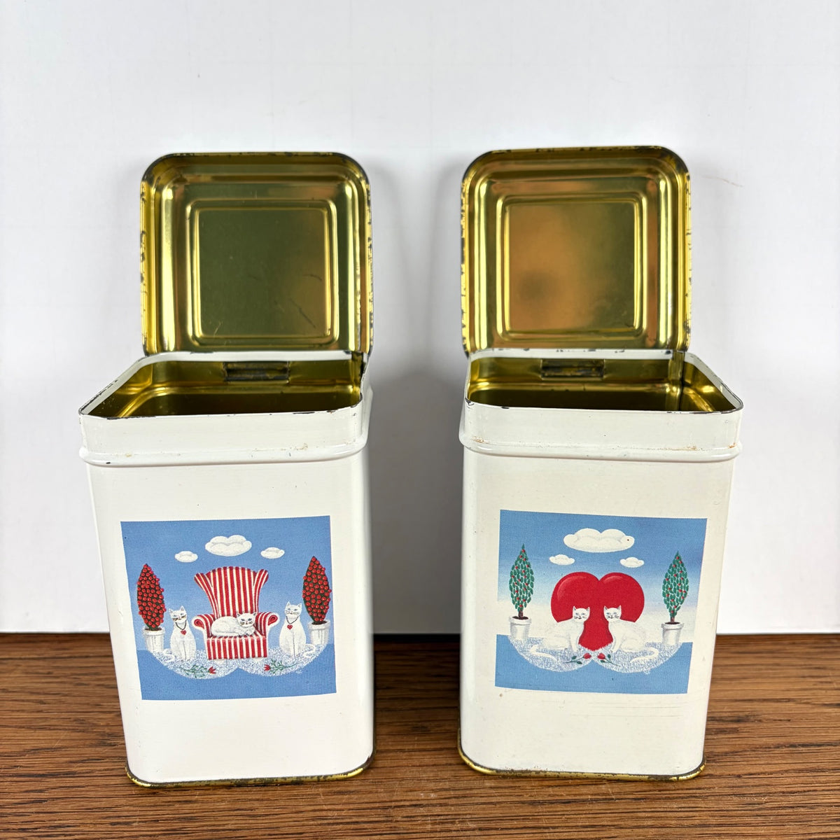 Vintage witte blikjes katten
