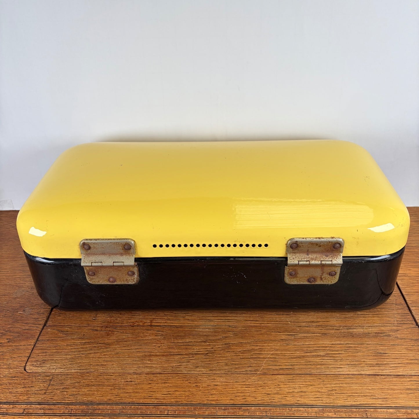 Vintage emaille broodtrommel geel zwart