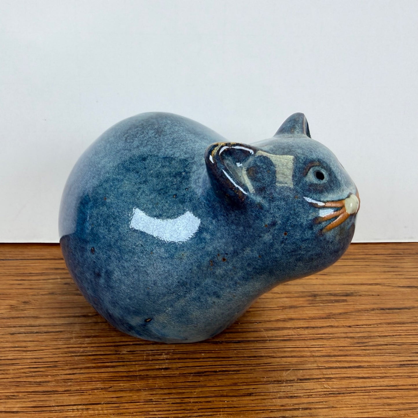 Vintage blauw geglazuurde keramieken kat
