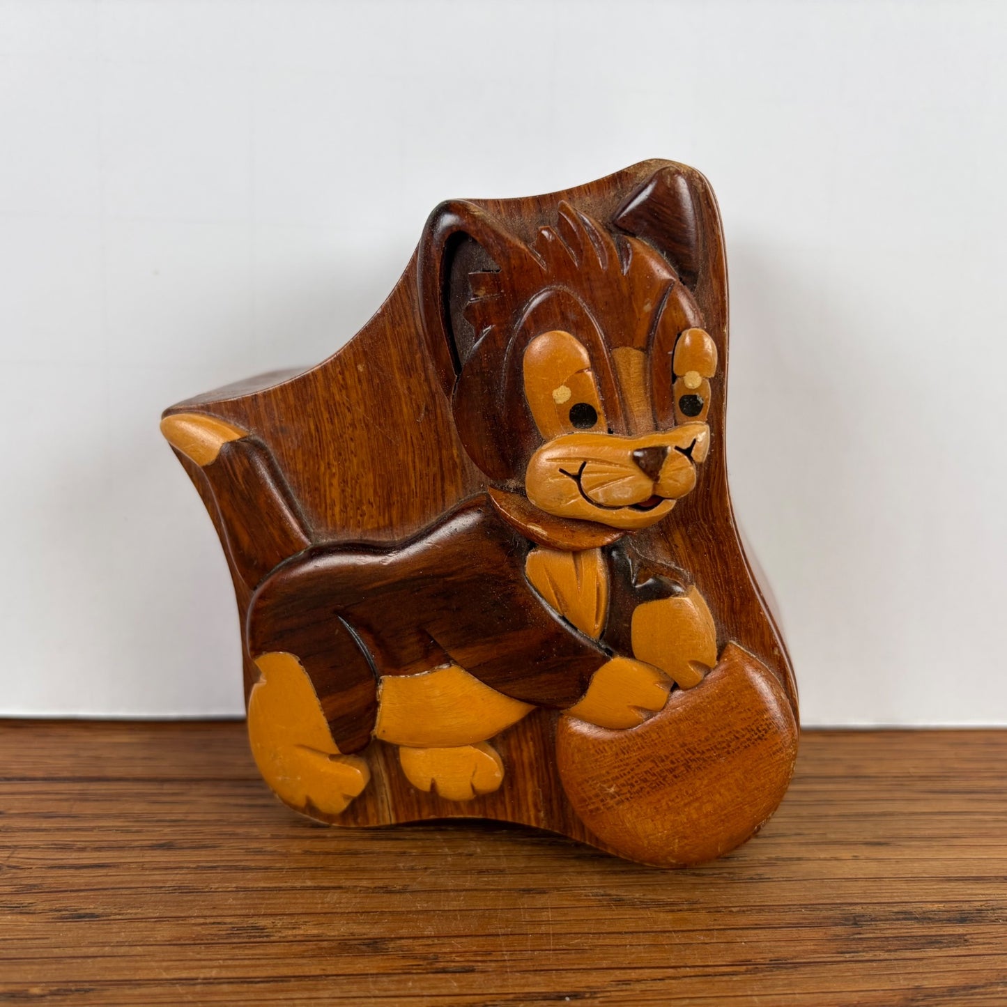 Vintage houten doosje kat met bal