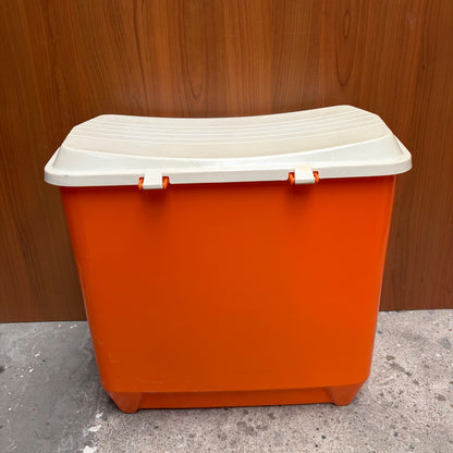 Vintage oranje curver wasmand met deksel