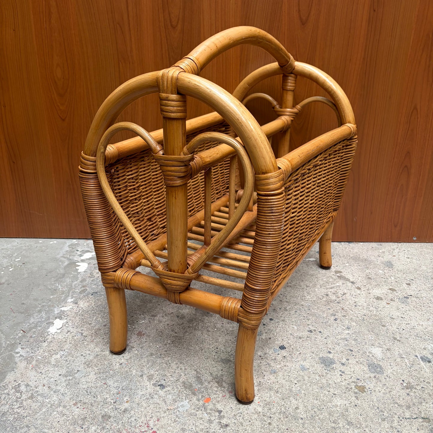Vintage rotan krantenbak