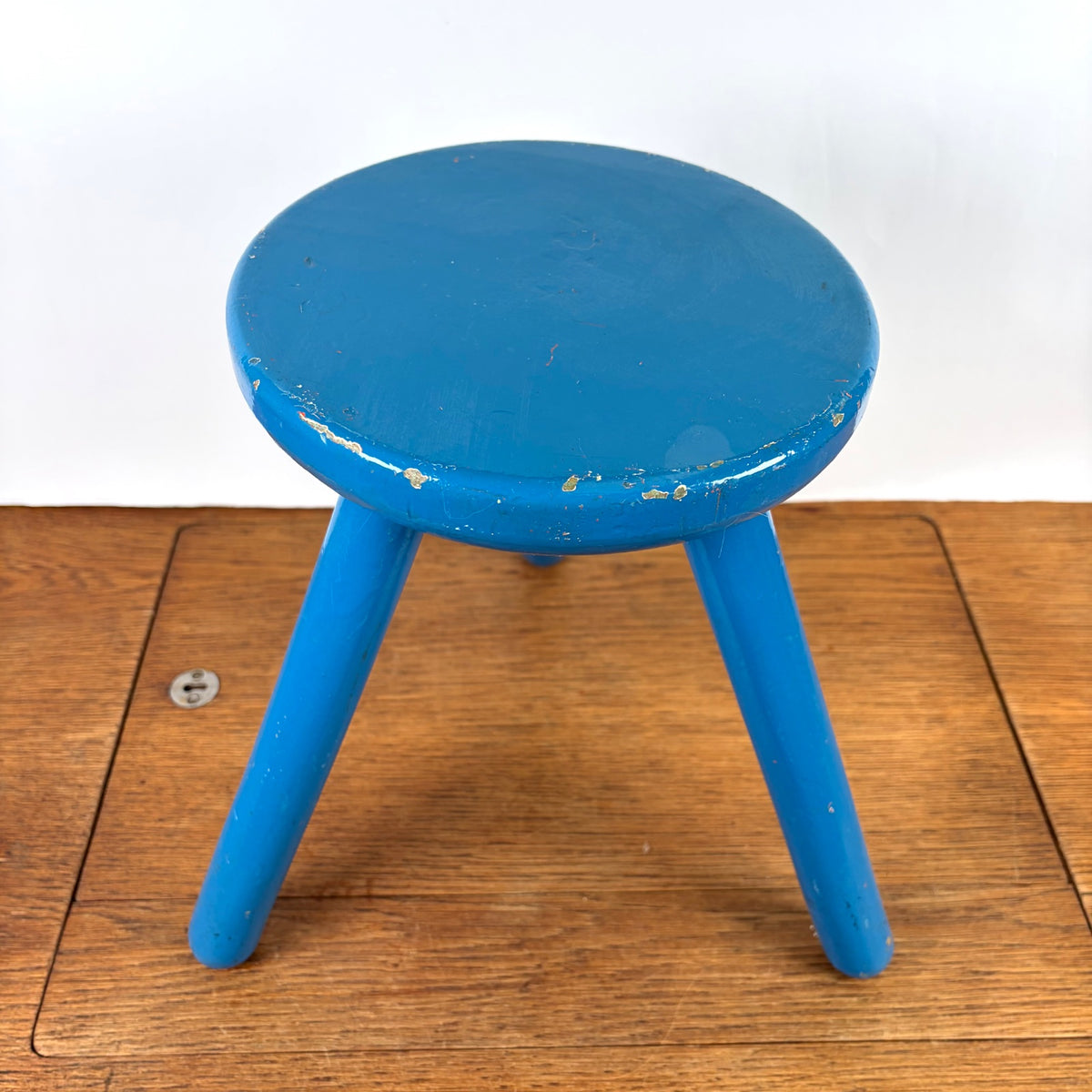 Vintage houten krukje blauw drie poot