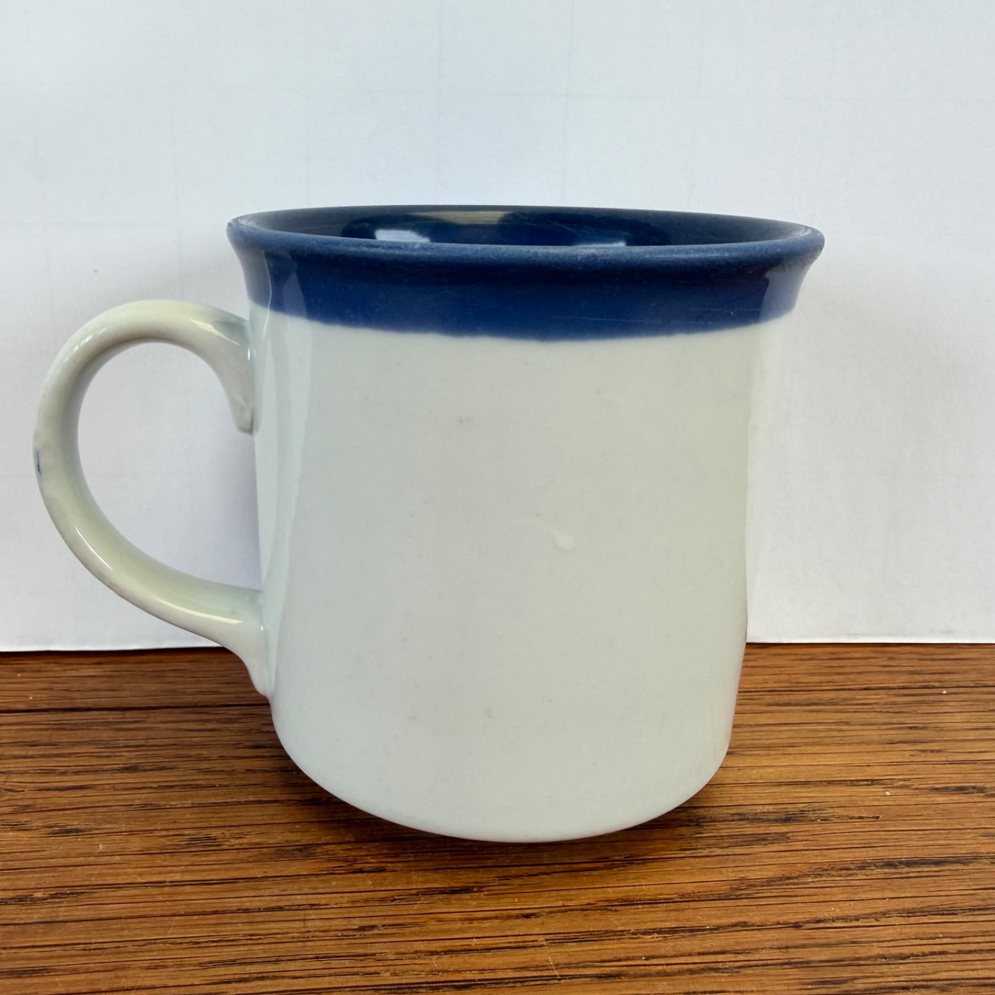 Vintage mok witte kat bij raam