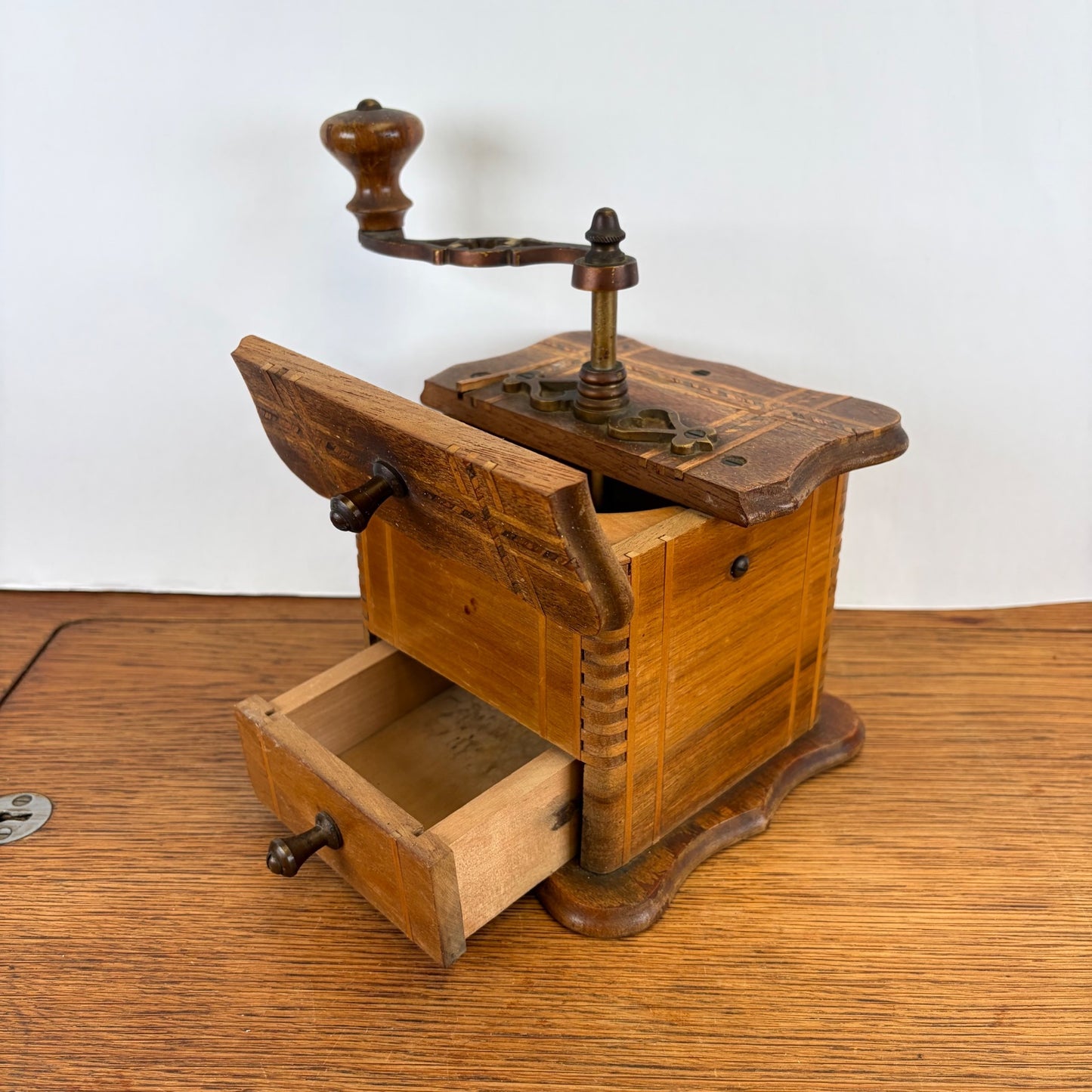 Vintage houten koffiemolen