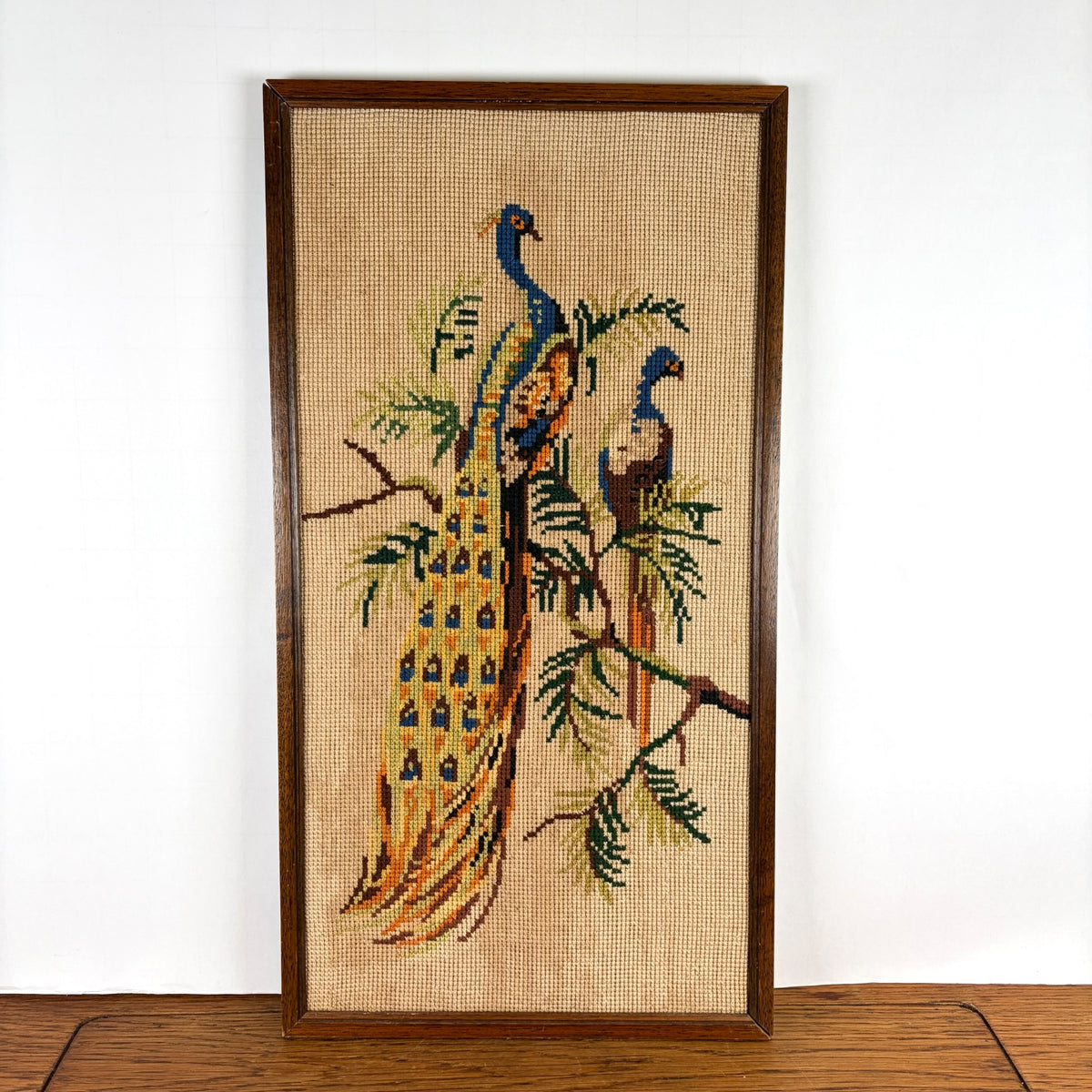Vintage geborduurd schilderij pauwen