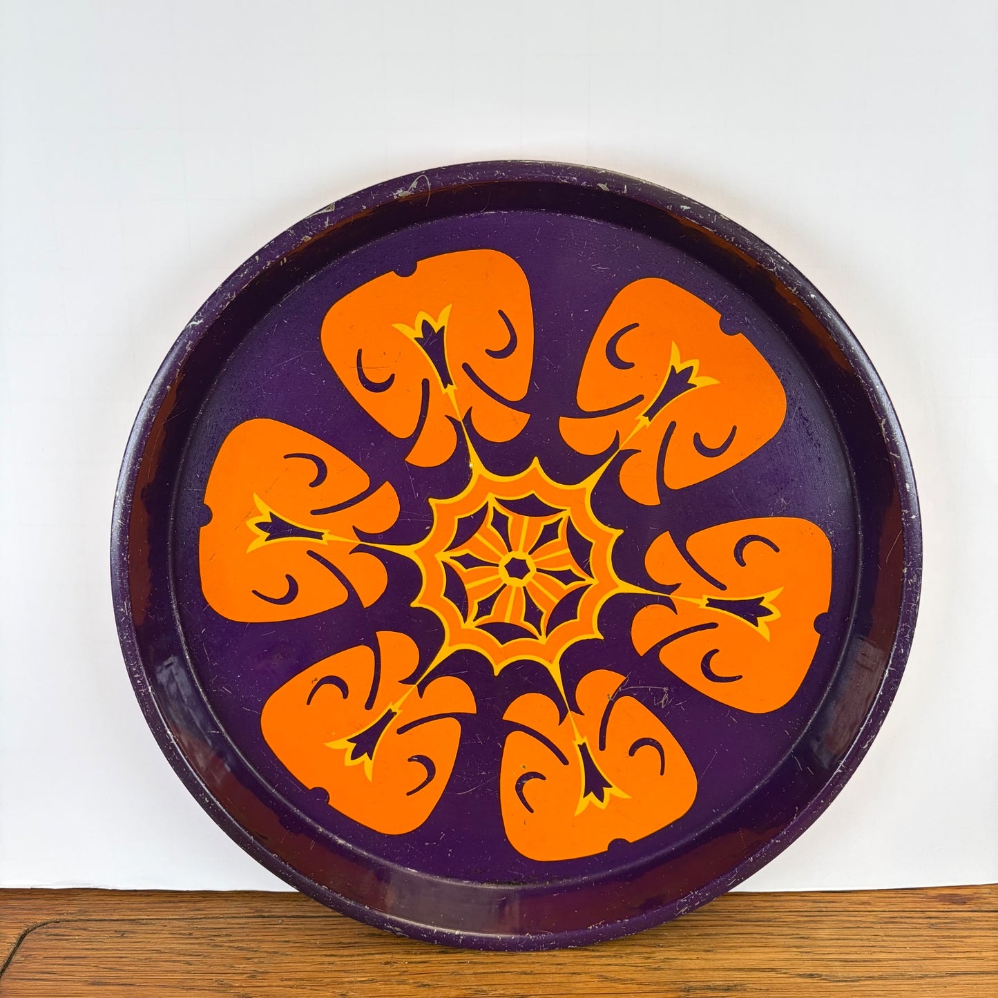 Vintage rond metalen dienblad paars oranje  motief