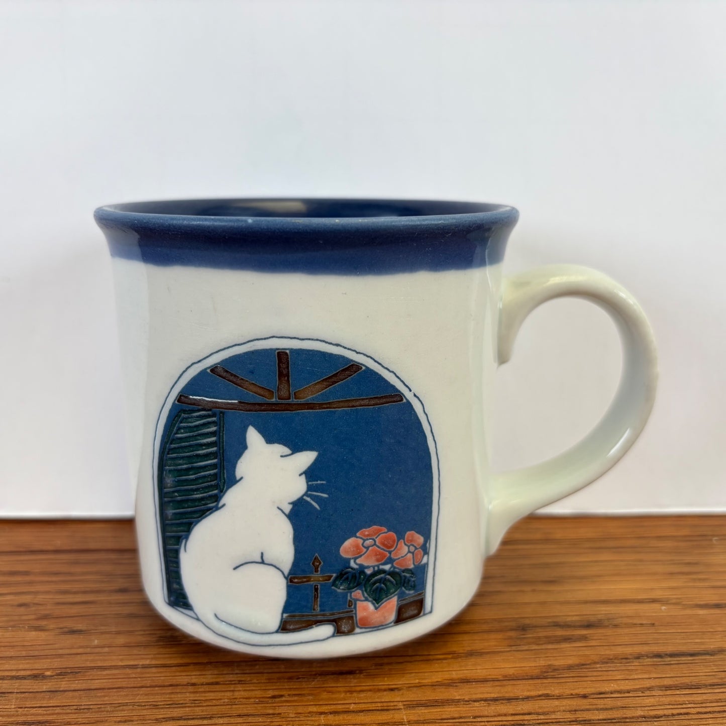Vintage mok witte kat bij raam