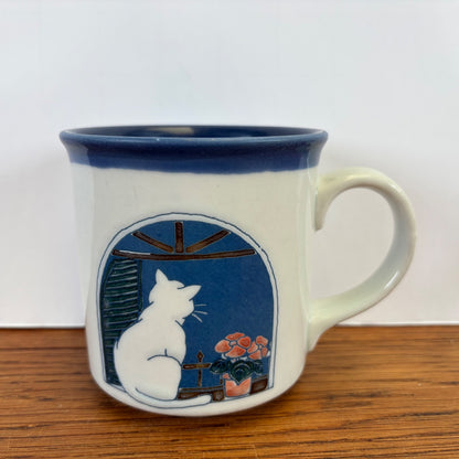 Vintage mok witte kat bij raam