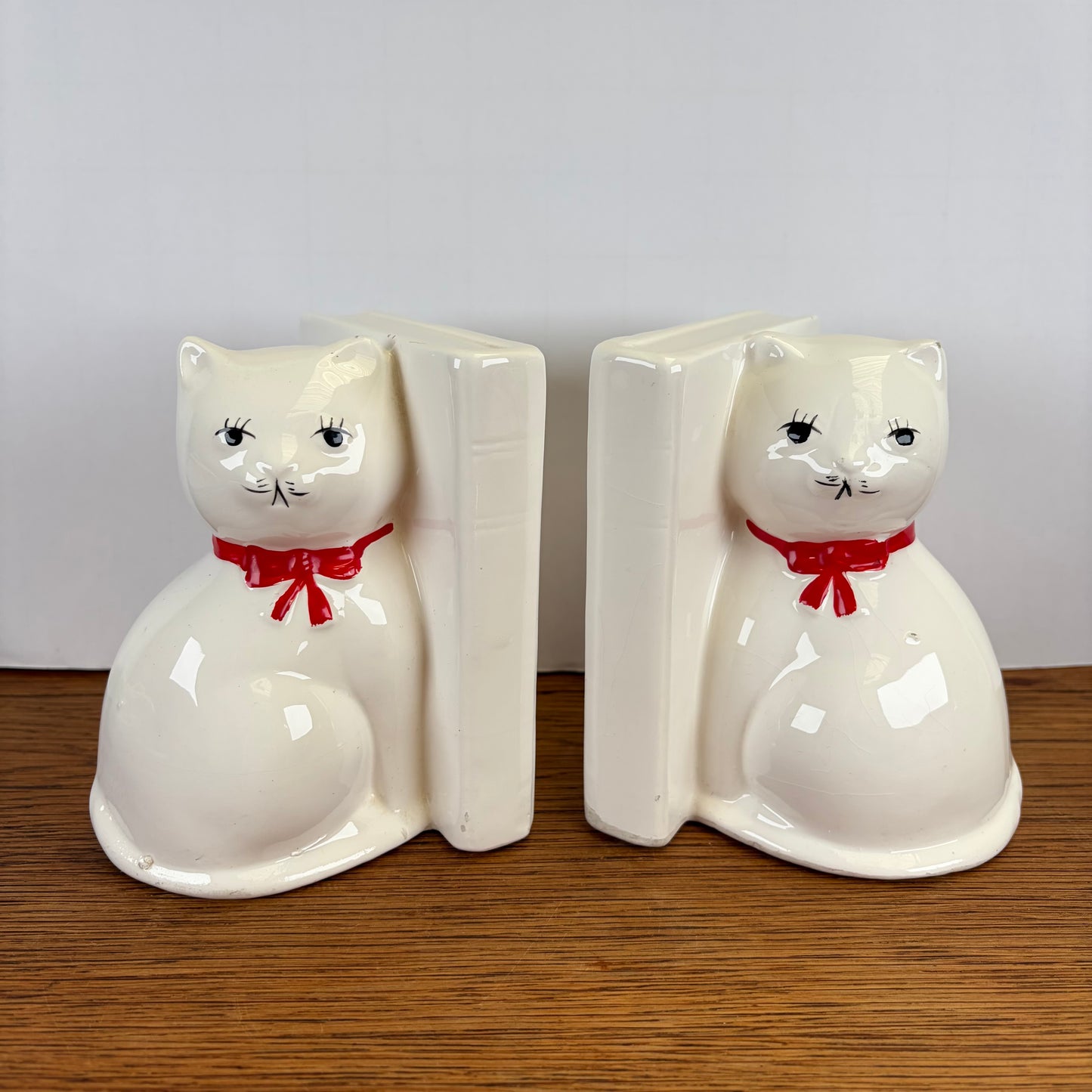Vintage boekensteunen katten