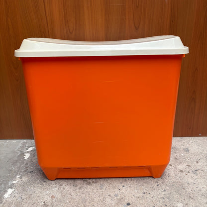 Vintage oranje curver wasmand met deksel
