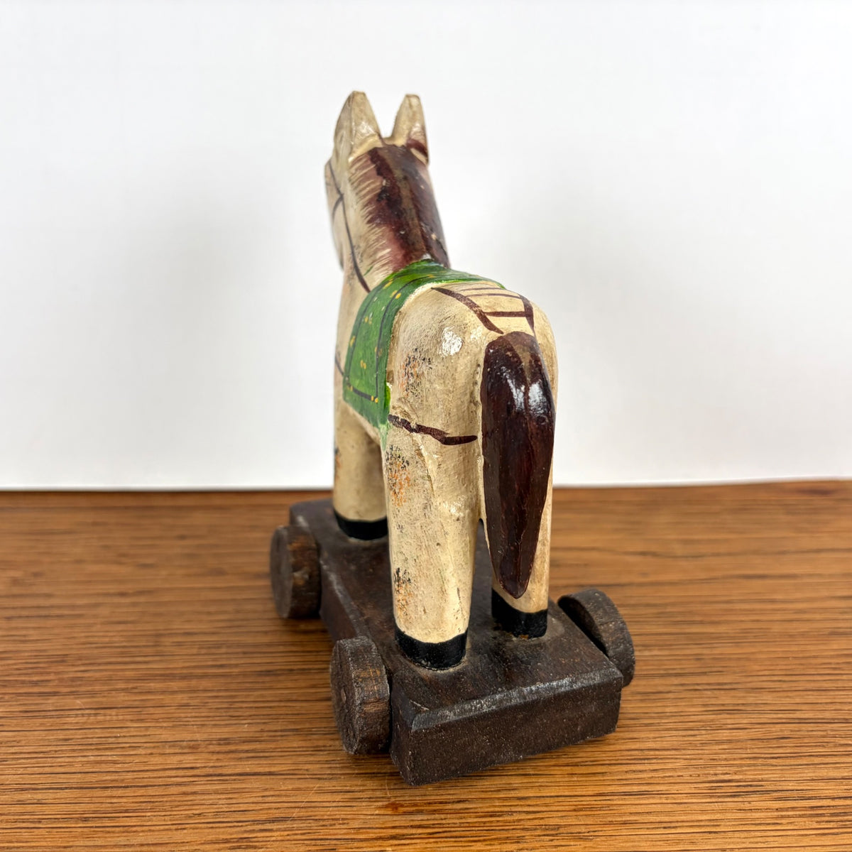 Vintage houten paardje op wieltjes