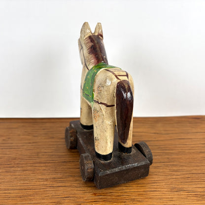 Vintage houten paardje op wieltjes